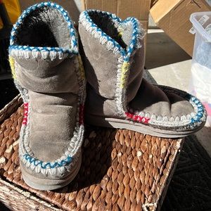 Mou crochet fuzzy boots